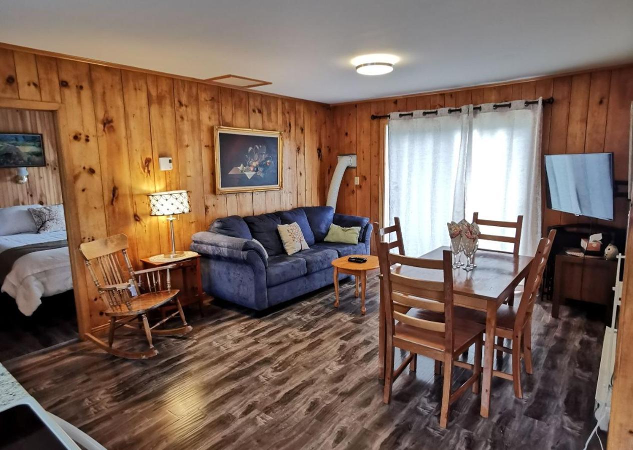 Knotty Pine Cottages, Suites & Motel Rooms インゴニッシュ エクステリア 写真