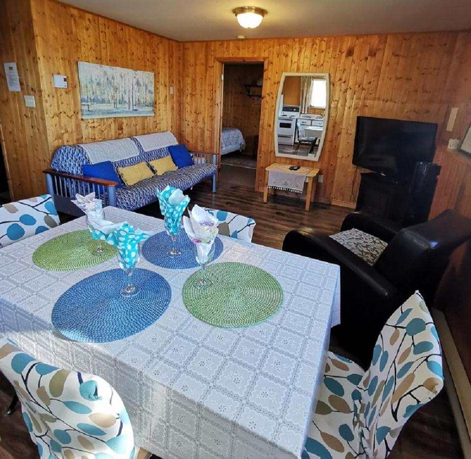 Knotty Pine Cottages, Suites & Motel Rooms インゴニッシュ エクステリア 写真
