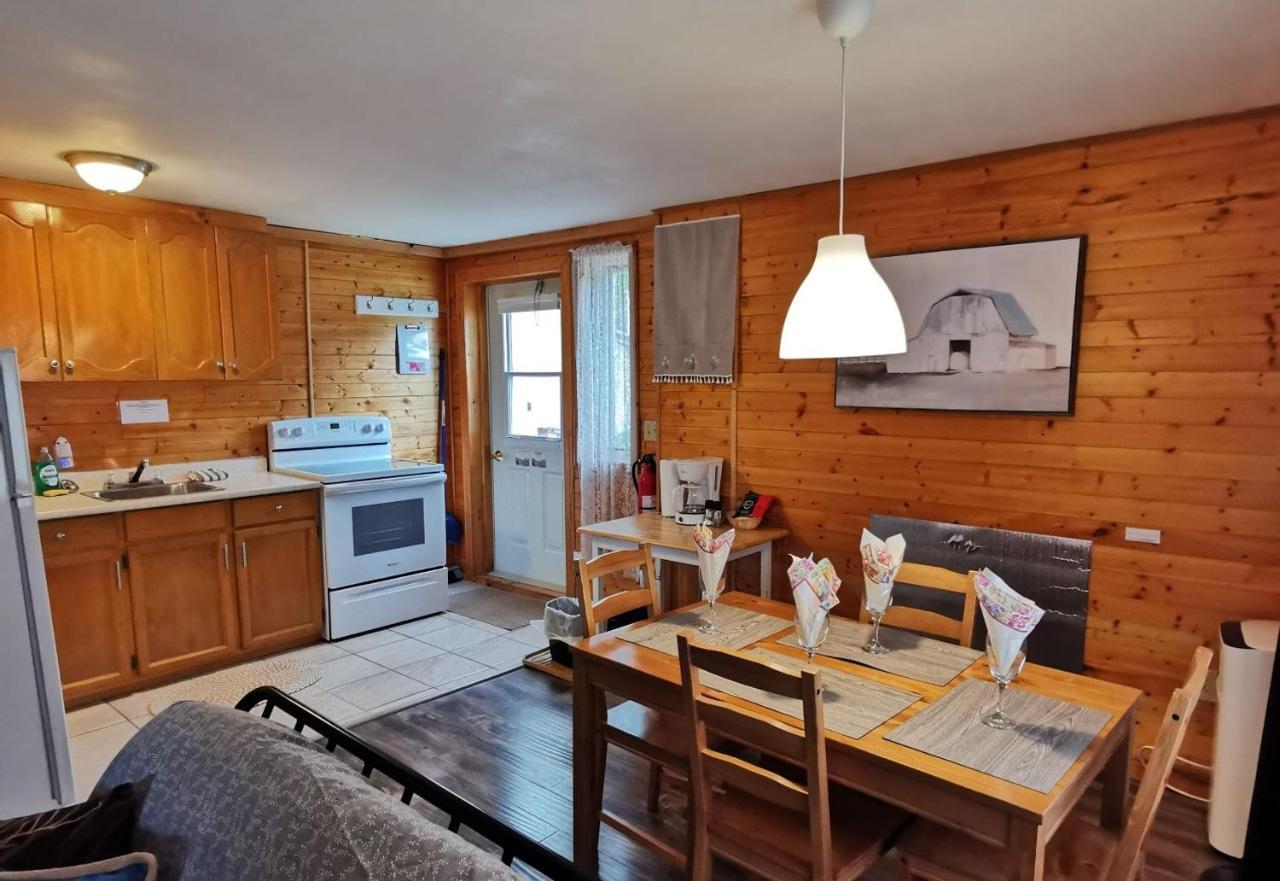 Knotty Pine Cottages, Suites & Motel Rooms インゴニッシュ エクステリア 写真