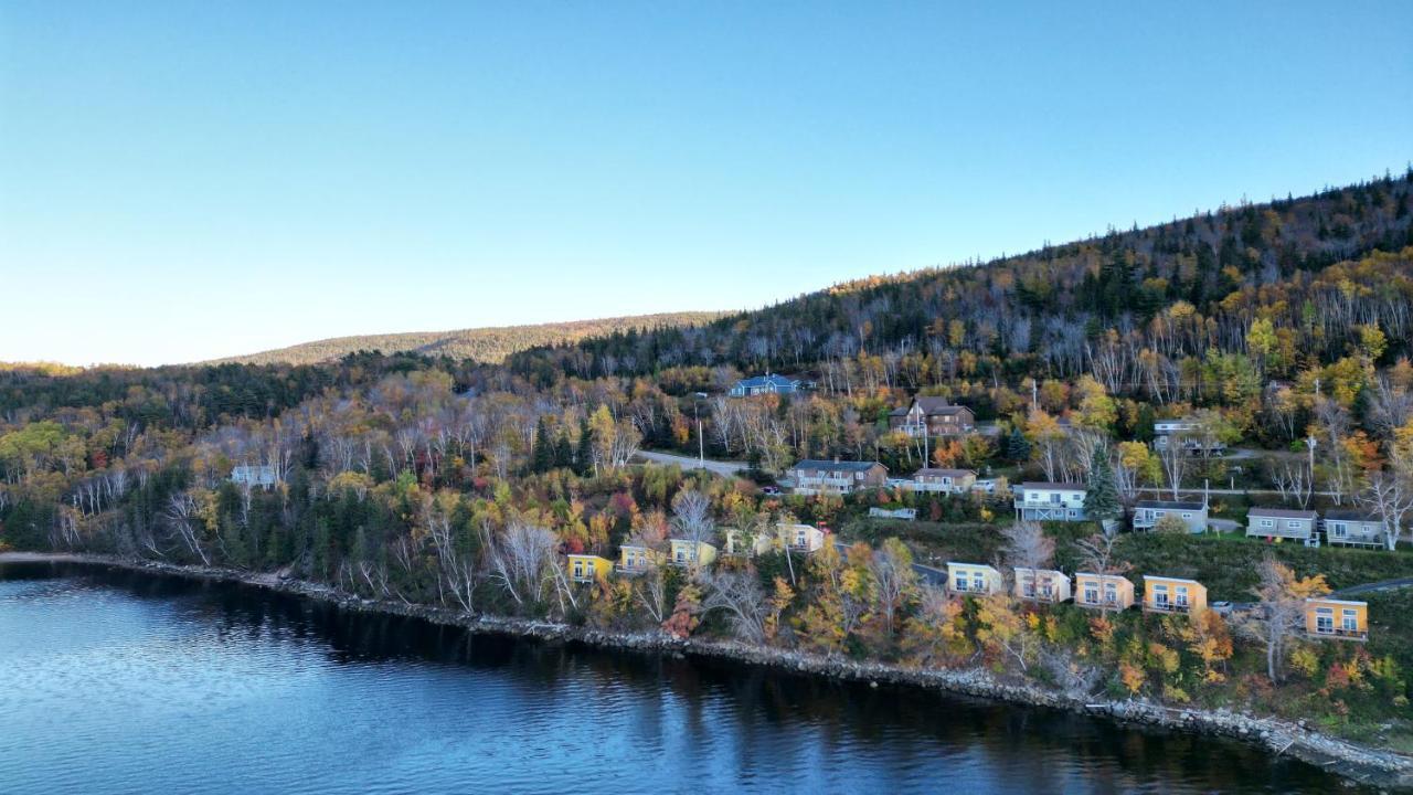 Knotty Pine Cottages, Suites & Motel Rooms インゴニッシュ エクステリア 写真