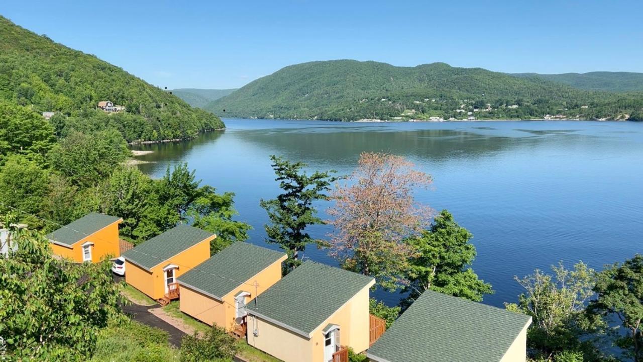 Knotty Pine Cottages, Suites & Motel Rooms インゴニッシュ エクステリア 写真