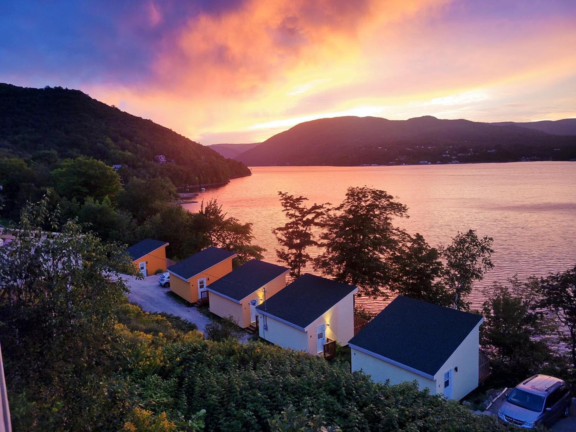 Knotty Pine Cottages, Suites & Motel Rooms インゴニッシュ エクステリア 写真