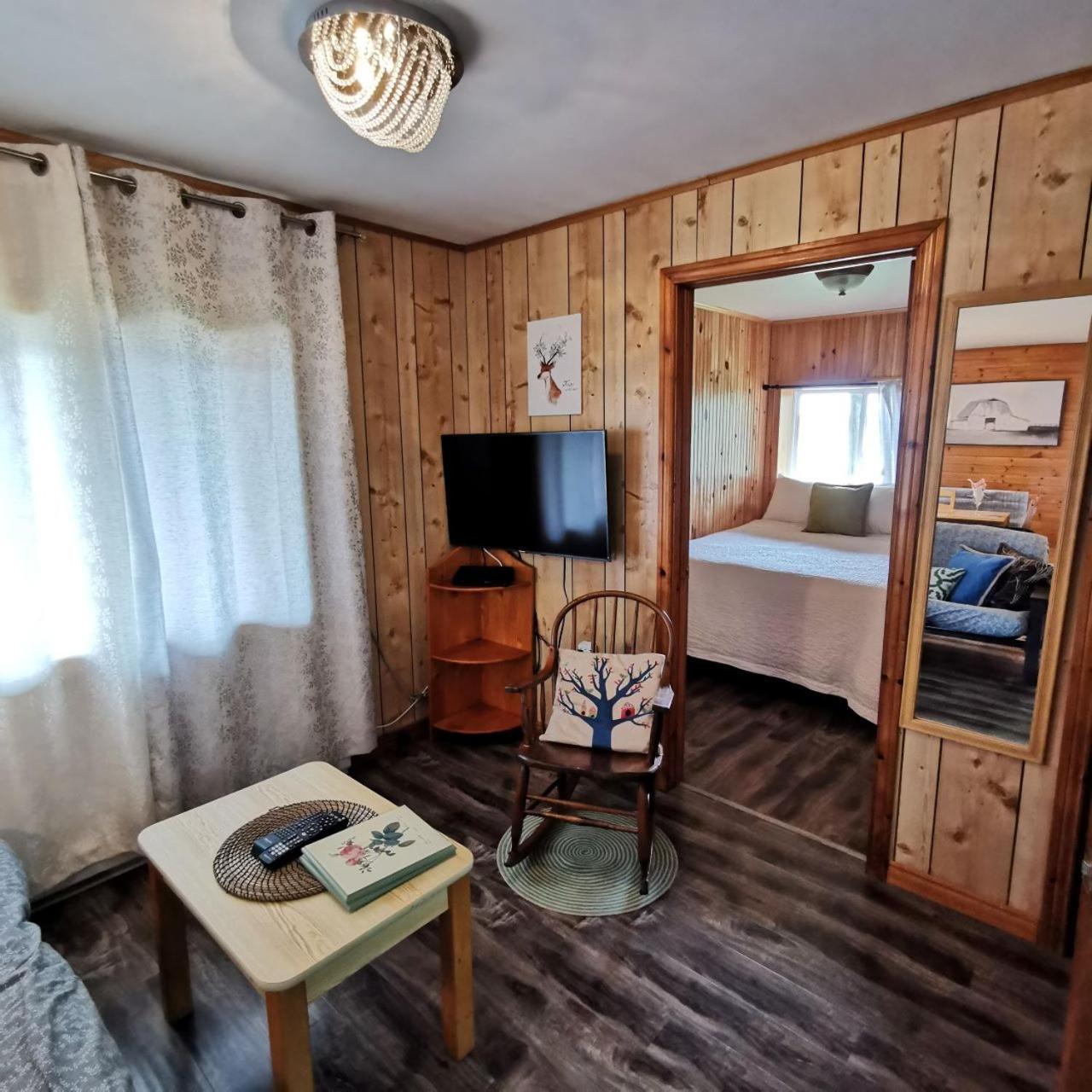 Knotty Pine Cottages, Suites & Motel Rooms インゴニッシュ 部屋 写真