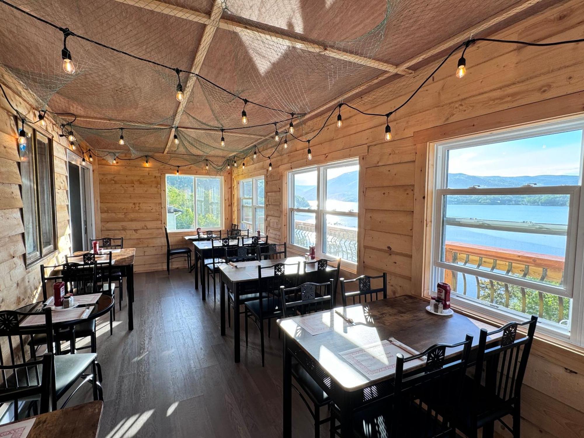 Knotty Pine Cottages, Suites & Motel Rooms インゴニッシュ エクステリア 写真