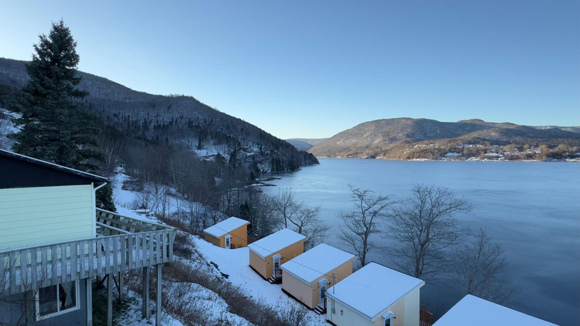 Knotty Pine Cottages, Suites & Motel Rooms インゴニッシュ エクステリア 写真