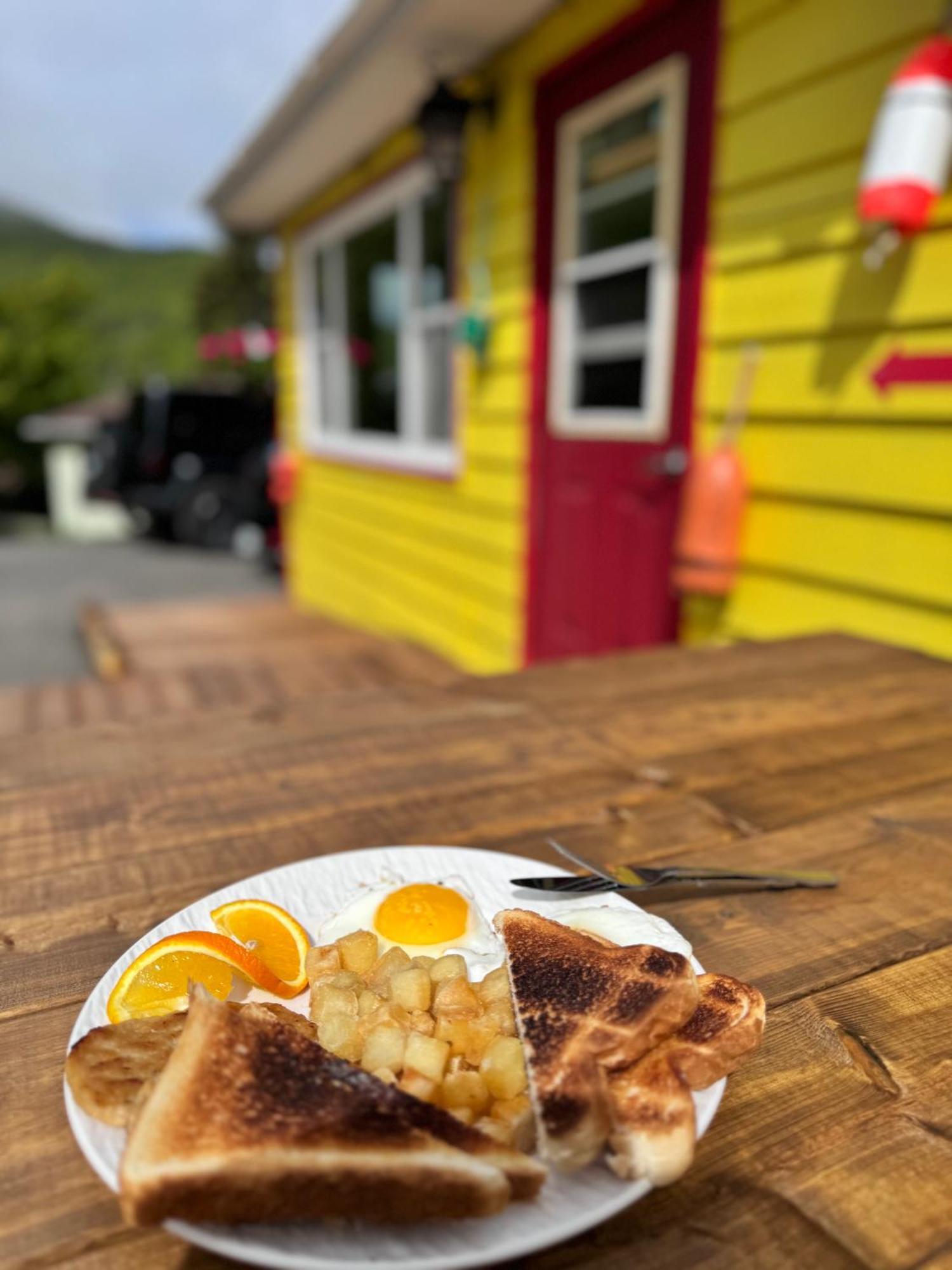Knotty Pine Cottages, Suites & Motel Rooms インゴニッシュ エクステリア 写真
