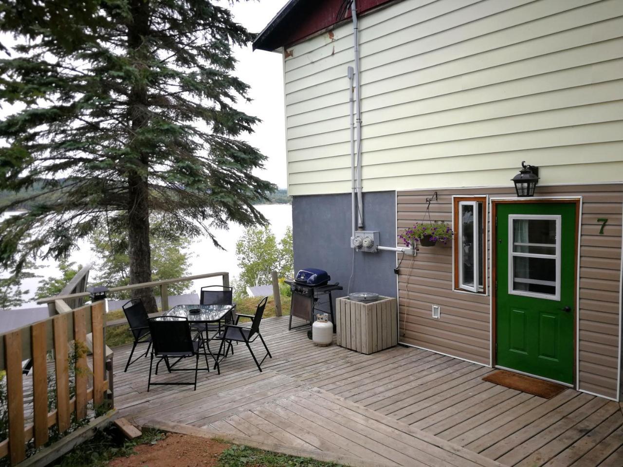Knotty Pine Cottages, Suites & Motel Rooms インゴニッシュ エクステリア 写真