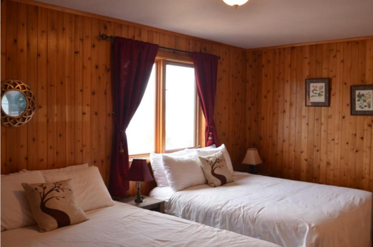 Knotty Pine Cottages, Suites & Motel Rooms インゴニッシュ エクステリア 写真