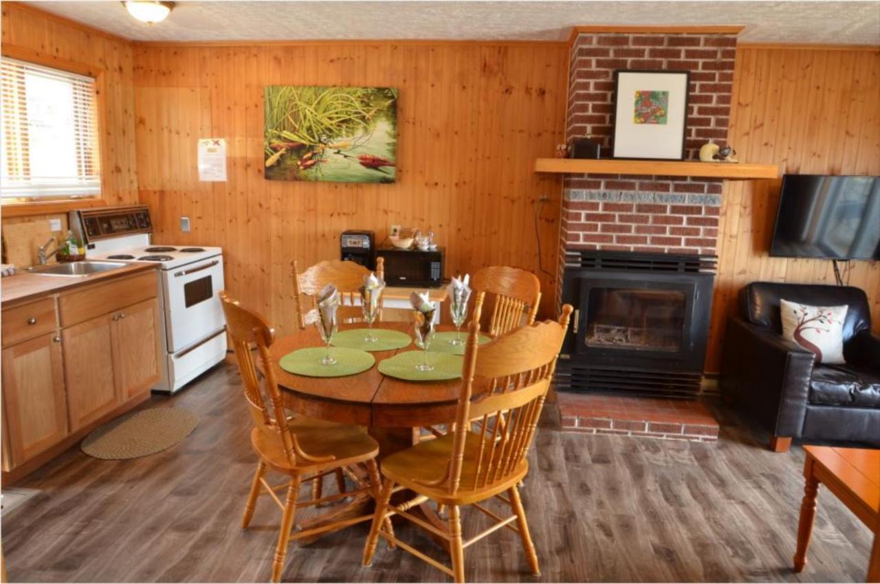Knotty Pine Cottages, Suites & Motel Rooms インゴニッシュ エクステリア 写真