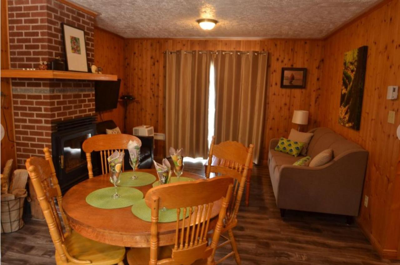 Knotty Pine Cottages, Suites & Motel Rooms インゴニッシュ エクステリア 写真