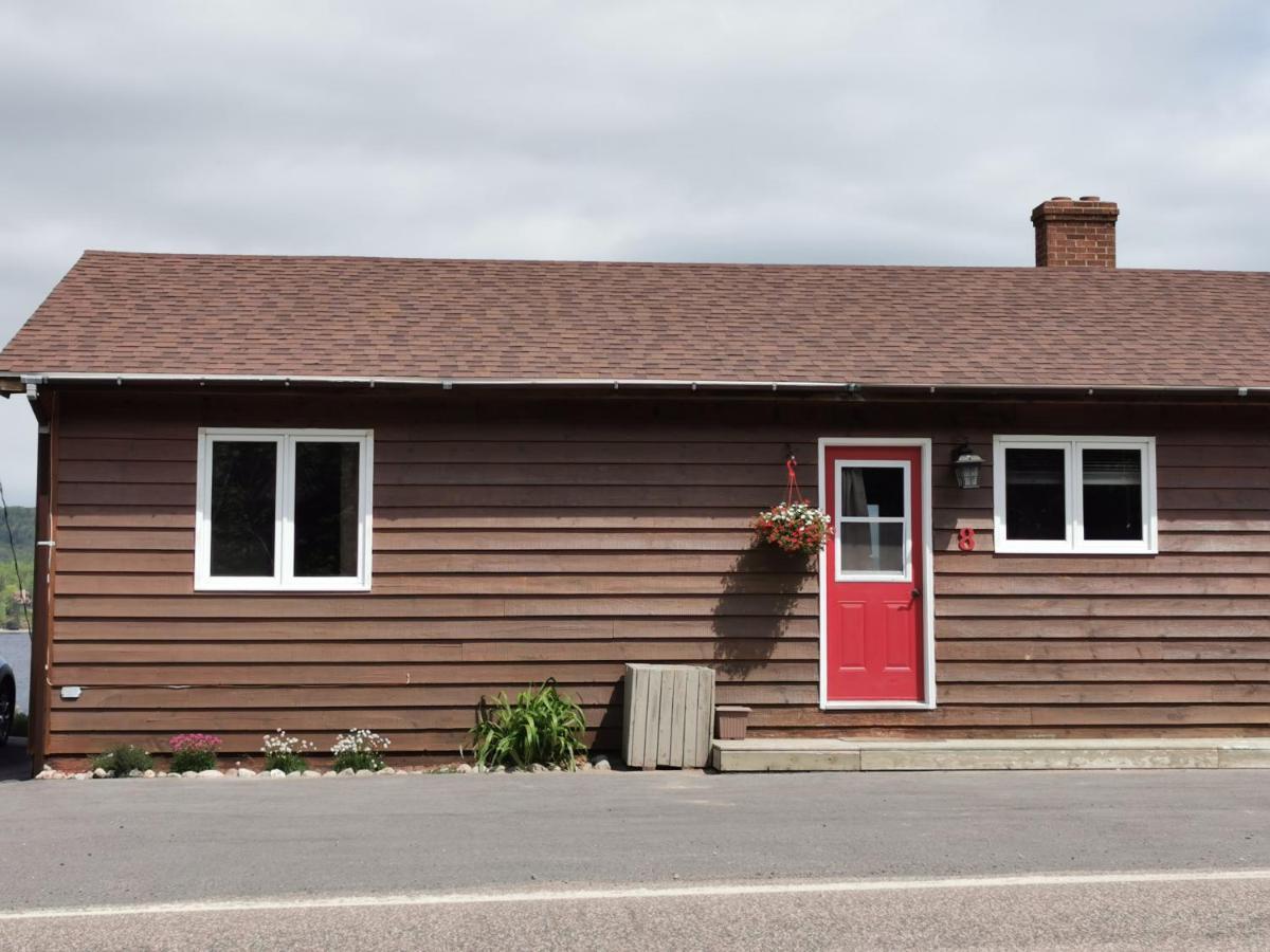 Knotty Pine Cottages, Suites & Motel Rooms インゴニッシュ エクステリア 写真