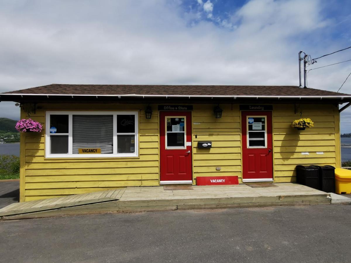 Knotty Pine Cottages, Suites & Motel Rooms インゴニッシュ エクステリア 写真