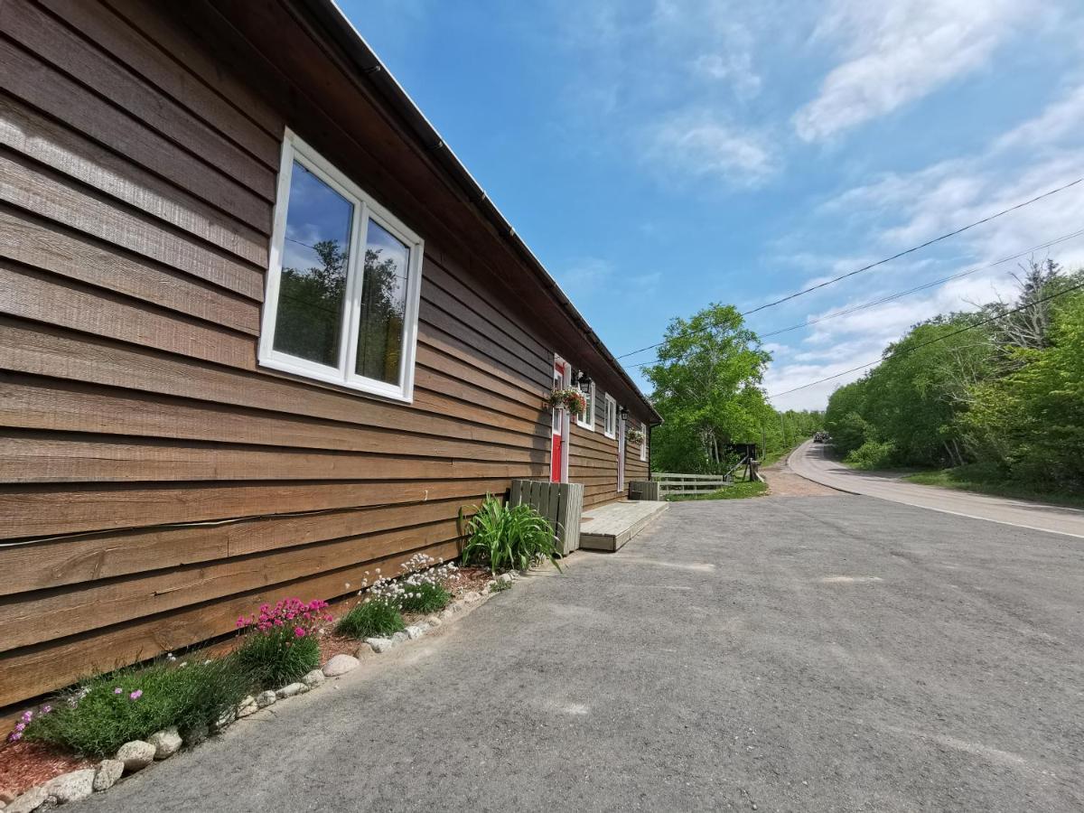 Knotty Pine Cottages, Suites & Motel Rooms インゴニッシュ エクステリア 写真