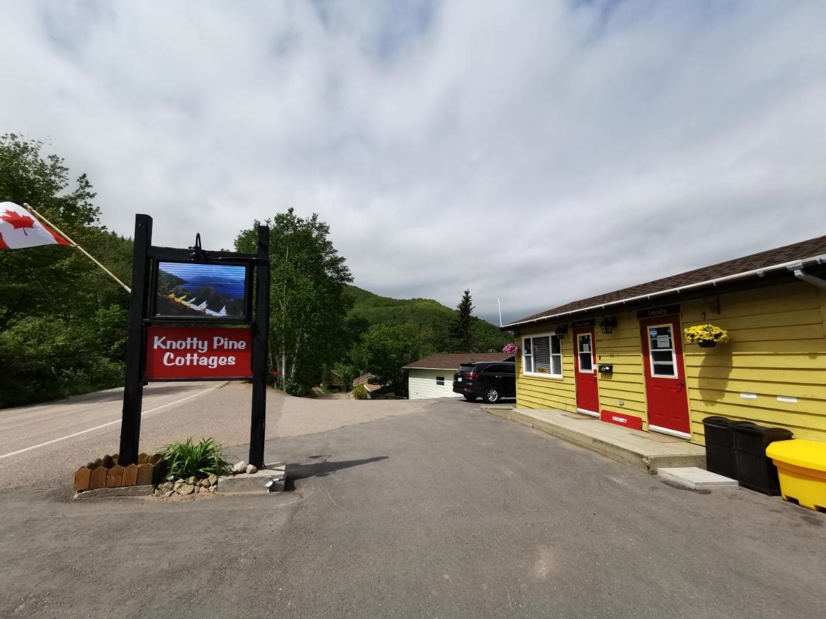 Knotty Pine Cottages, Suites & Motel Rooms インゴニッシュ エクステリア 写真