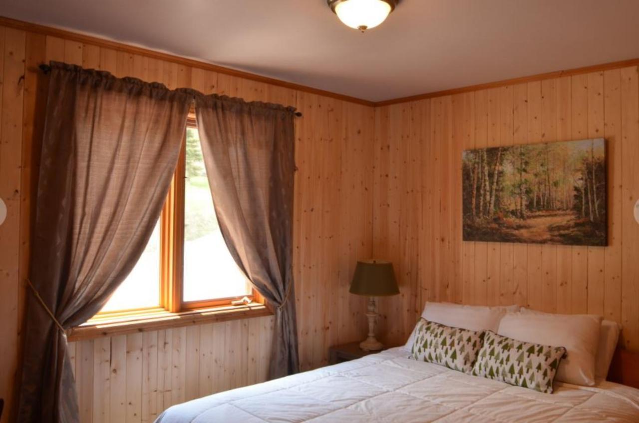 Knotty Pine Cottages, Suites & Motel Rooms インゴニッシュ エクステリア 写真