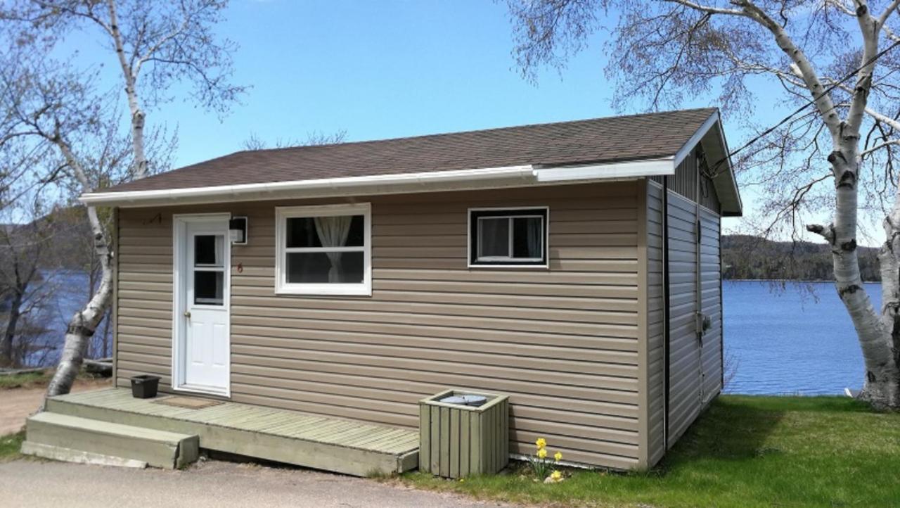 Knotty Pine Cottages, Suites & Motel Rooms インゴニッシュ エクステリア 写真