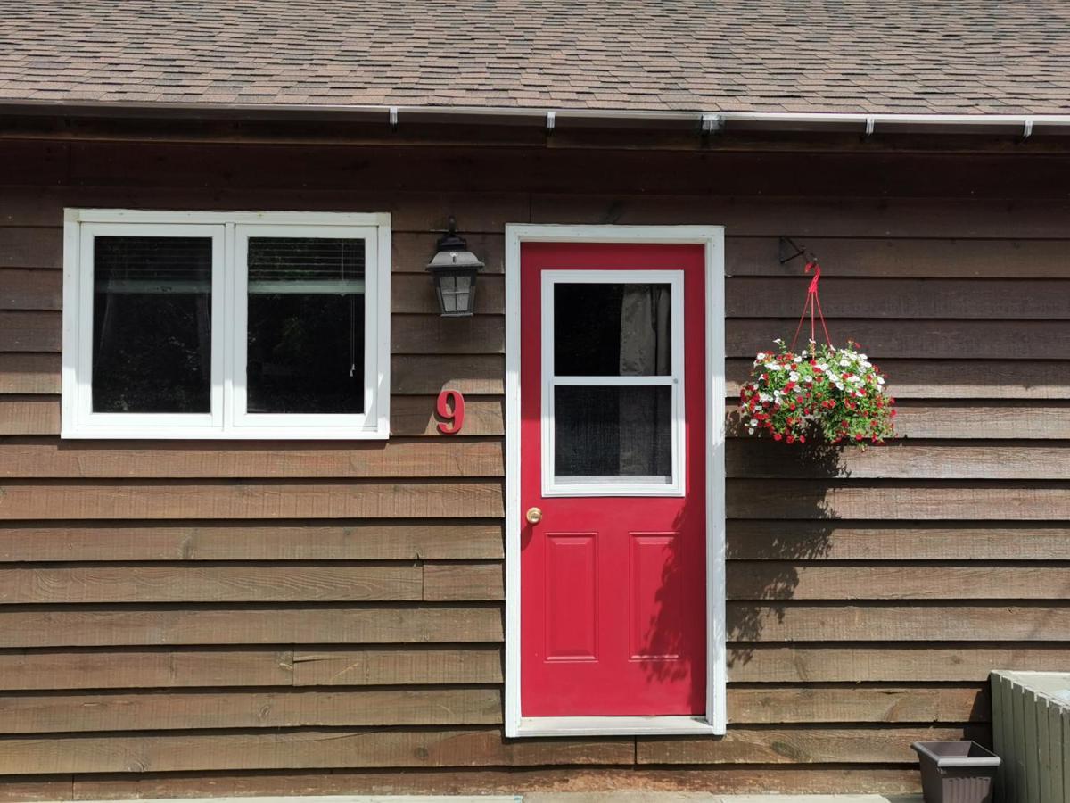 Knotty Pine Cottages, Suites & Motel Rooms インゴニッシュ エクステリア 写真